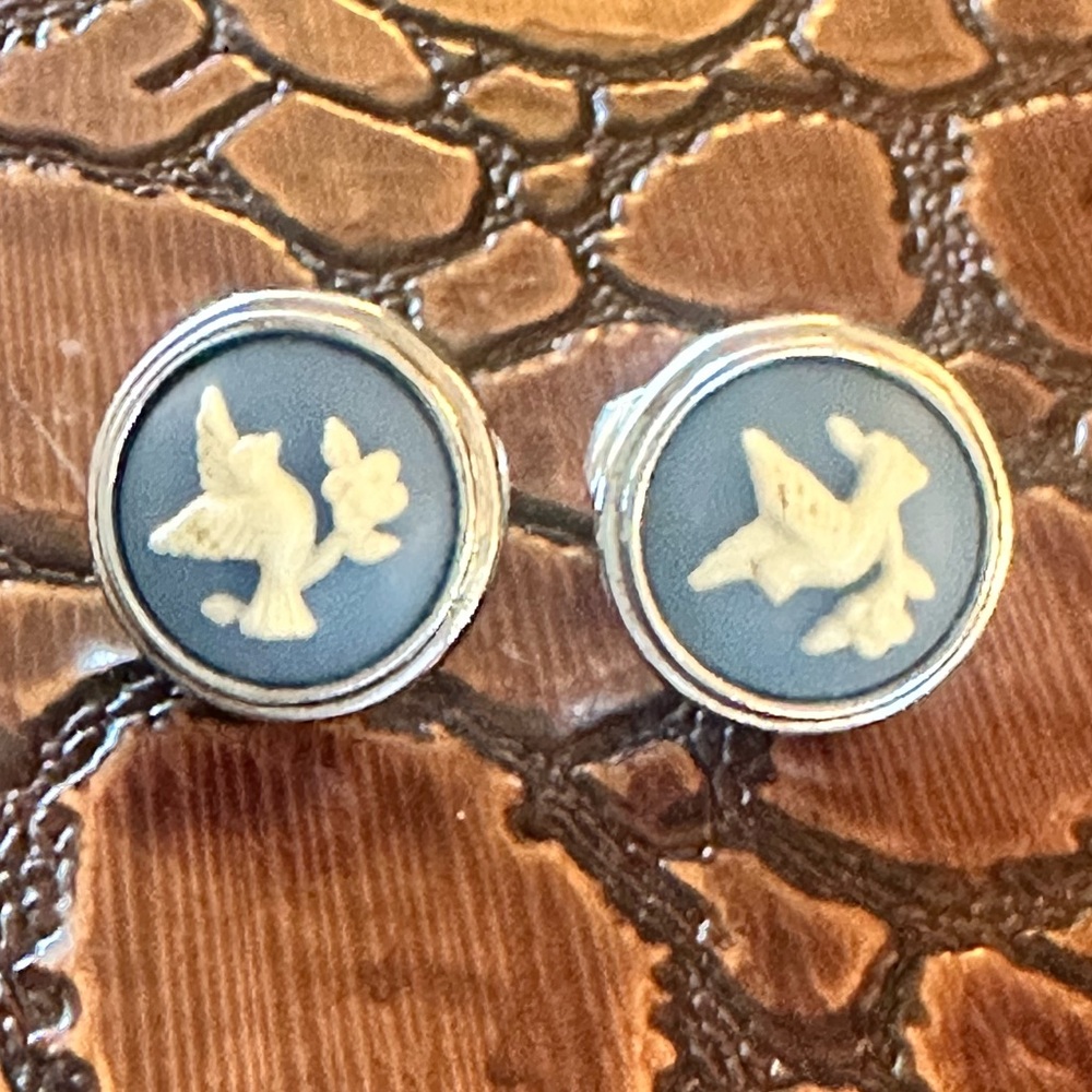 Vintage Avon Wedgewood Blue & White Silver Tone Clip On Bird Cameo Earring Pair.